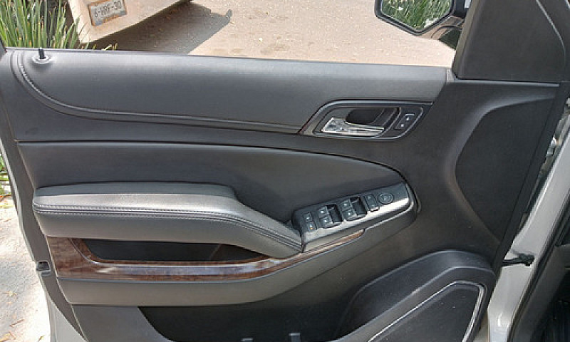 Chevrolet Suburban 2...
