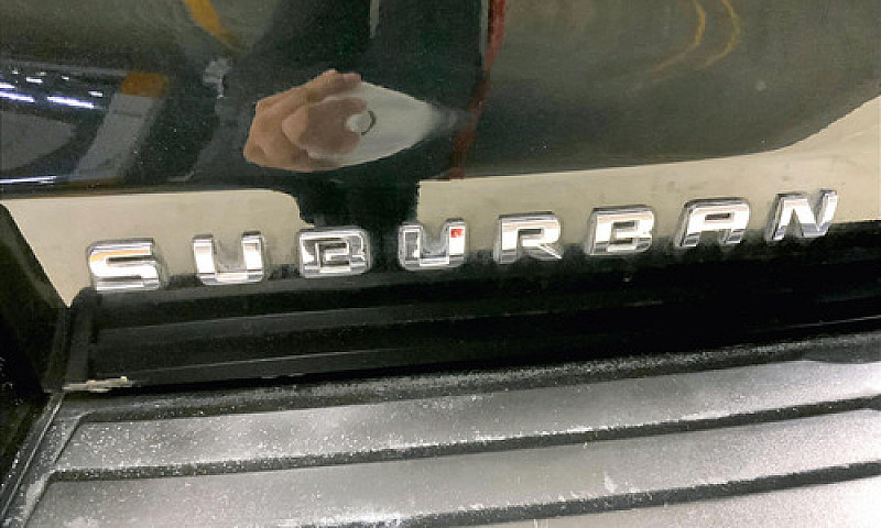 Chevrolet Suburban 2...
