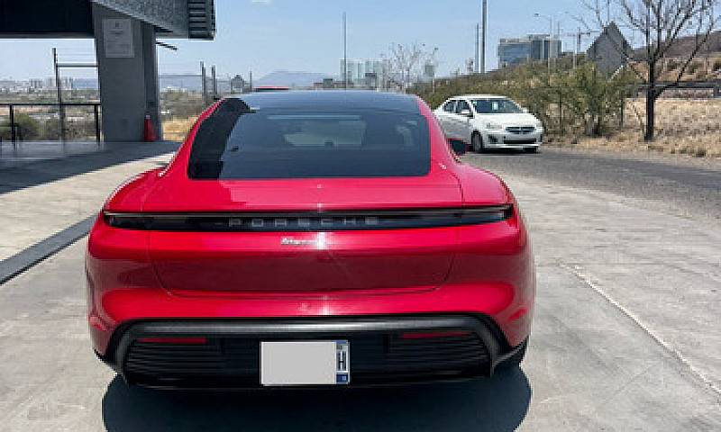 Porsche Taycan 2023...