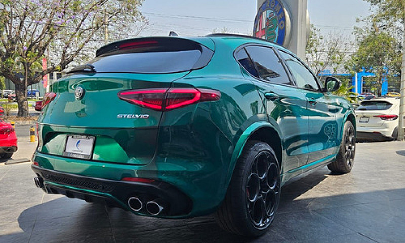 Alfa Romeo Stelvio 2...