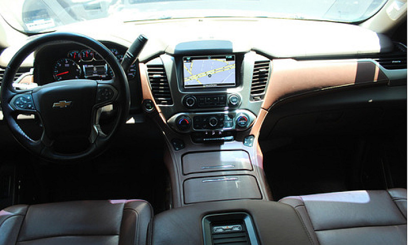 Chevrolet Suburban 2...