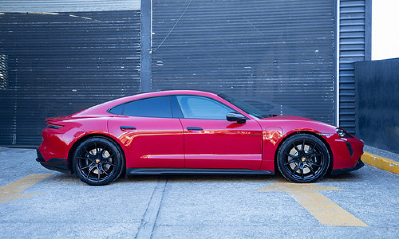 Porsche Taycan 2024...