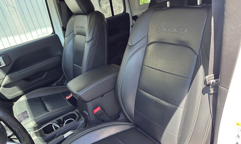 Jeep Wrangler Sahara...