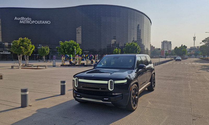 Rivian R1S 2023...