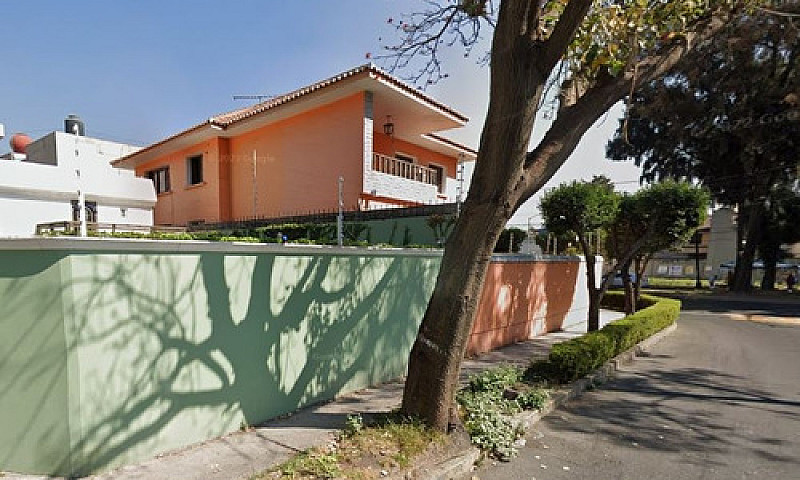 Amplia Casa Con Jard...