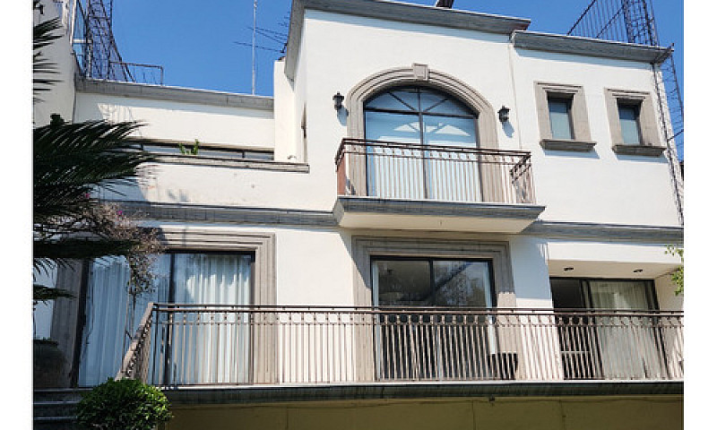 Majestuosa Casa Fami...
