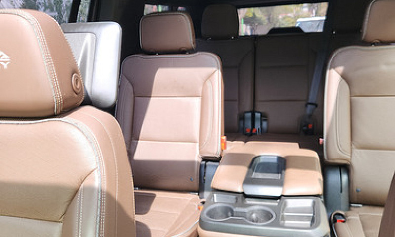 Chevrolet Suburban 6...