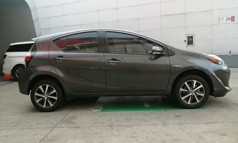 Toyota Prius 2020 1....