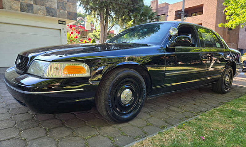 Ford Crown Victoria ...