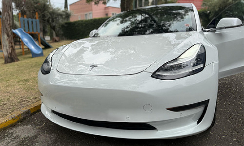 Tesla Model 3 Standa...