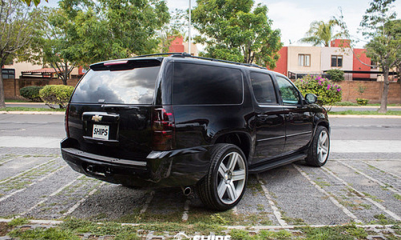 Chevrolet Suburban 2...