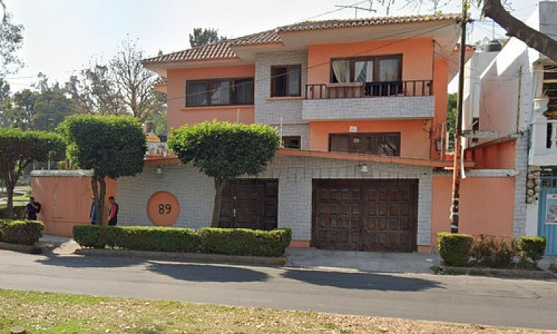 Amplia Casa Con Jard...