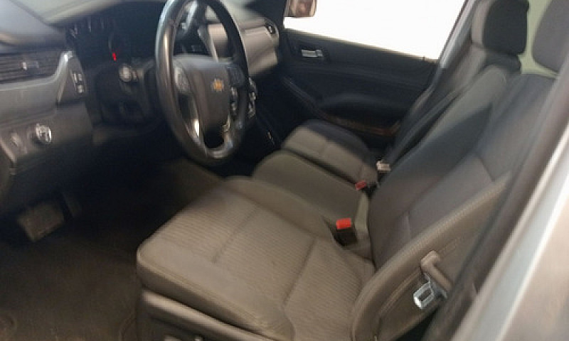 Chevrolet Suburban 2...
