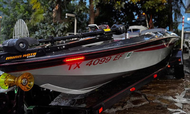 Lancha Bass Tracker ...