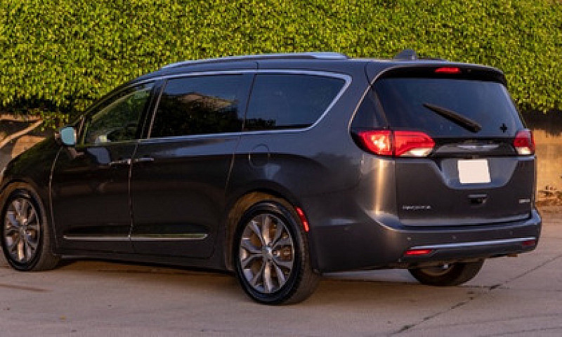 Chrysler Pacifica Pl...
