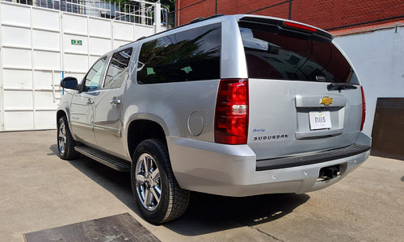 Chevrolet Suburban 2...
