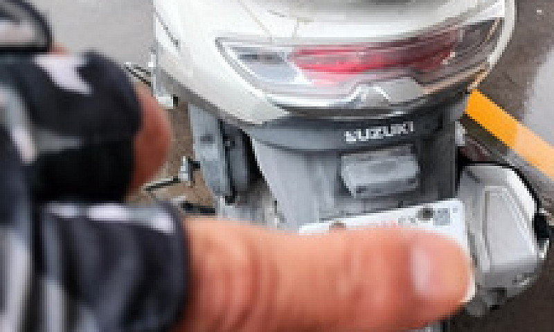 Motoneta Suzuki Burg...