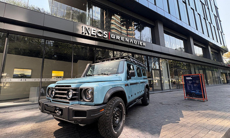 Ineos Grenadier Tria...