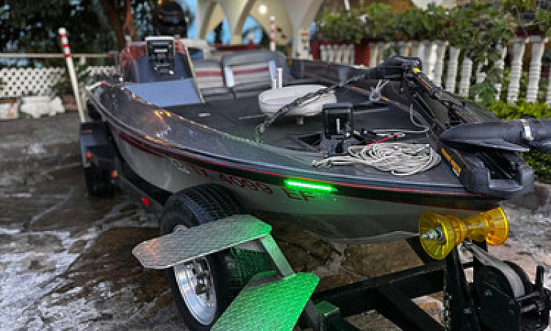 Lancha Bass Tracker ...