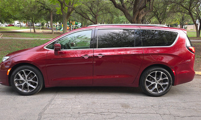 Chrysler Pacifica 3....