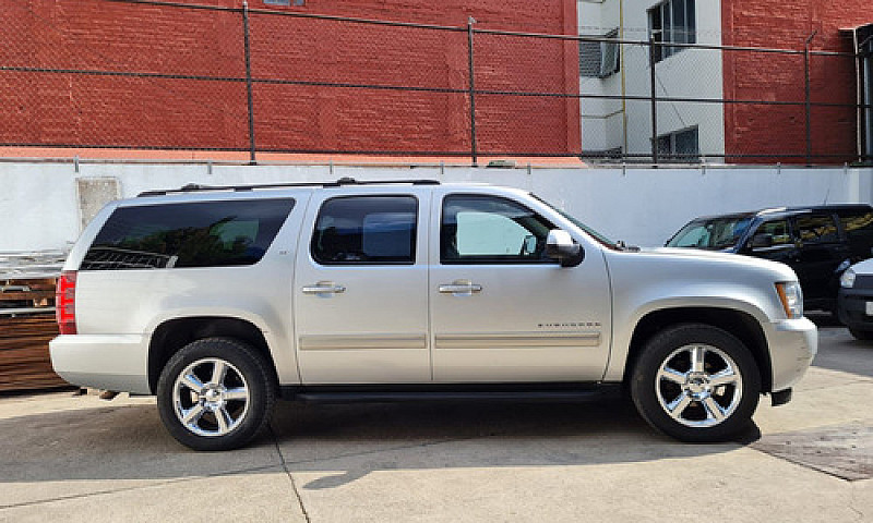 Chevrolet Suburban 2...