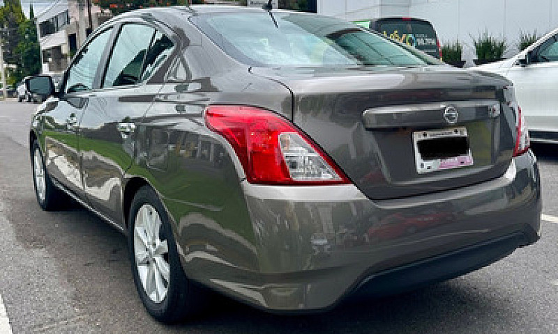 Nissan Versa 1.6 Adv...