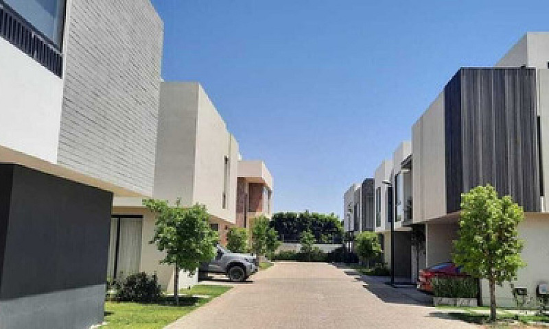 Casa En Venta En Zon...