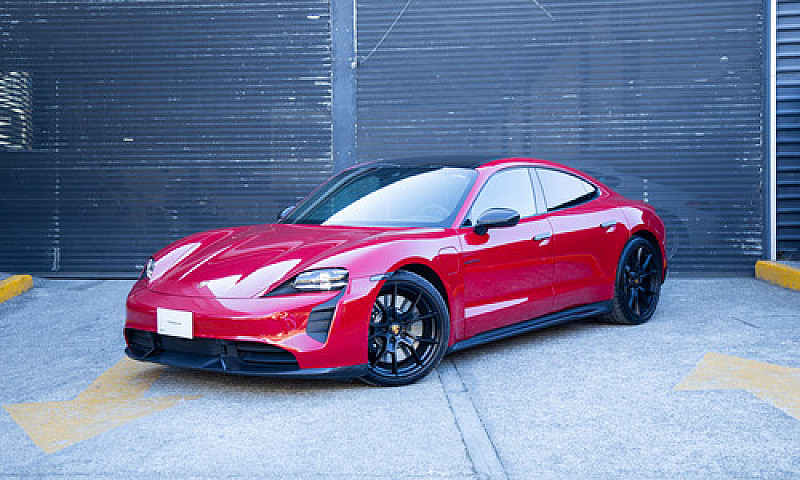 Porsche Taycan 2024...