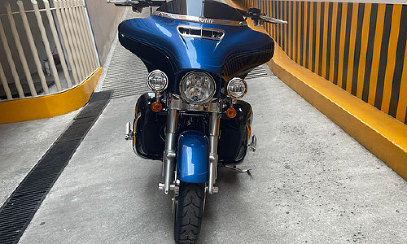 Harley Street Glide ...