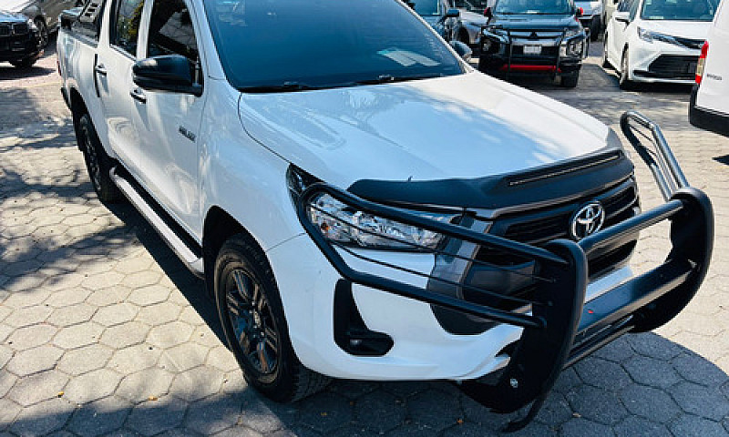 Toyota Hilux 2023...