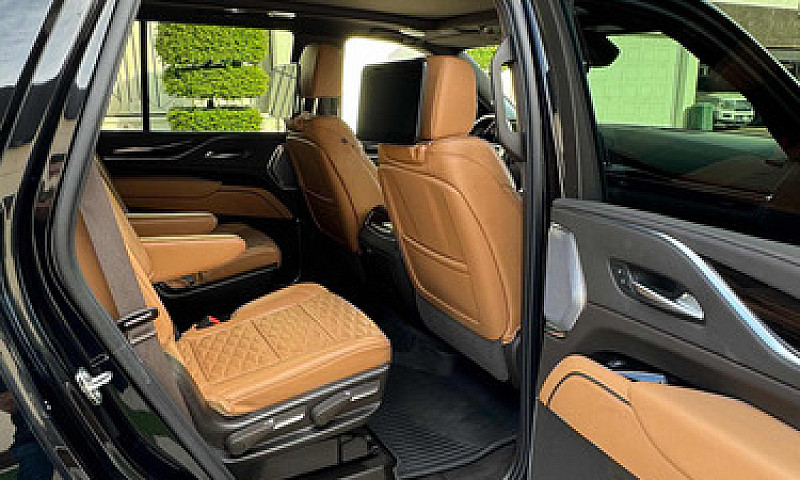 Cadilllac Escalade 1...
