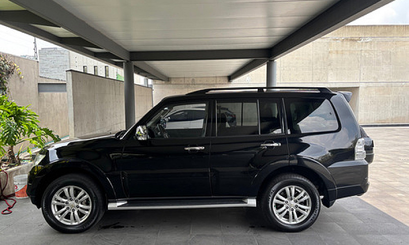 Mitsubishi Montero 3...