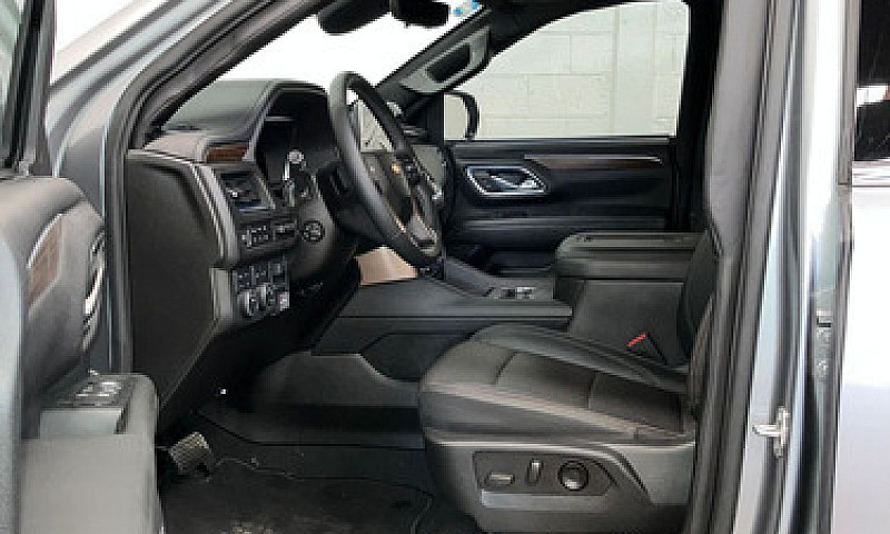 Chevrolet Suburban 2...