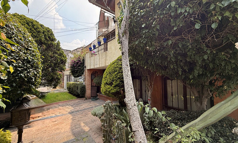 Casa Neo-Colonial En...