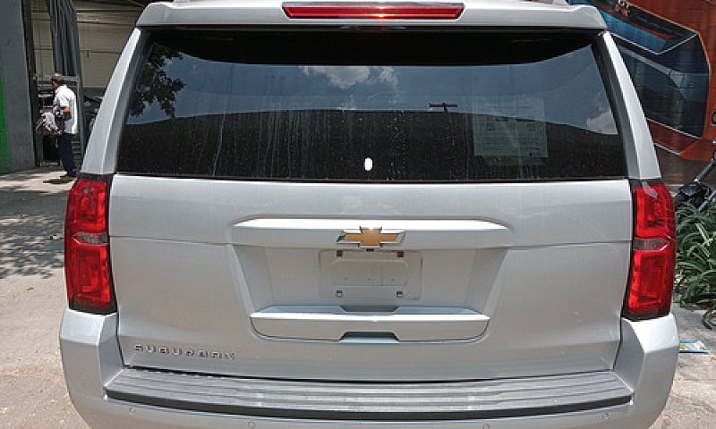 Chevrolet Suburban 2...