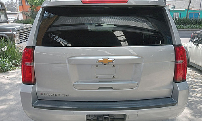 Chevrolet Suburban 2...