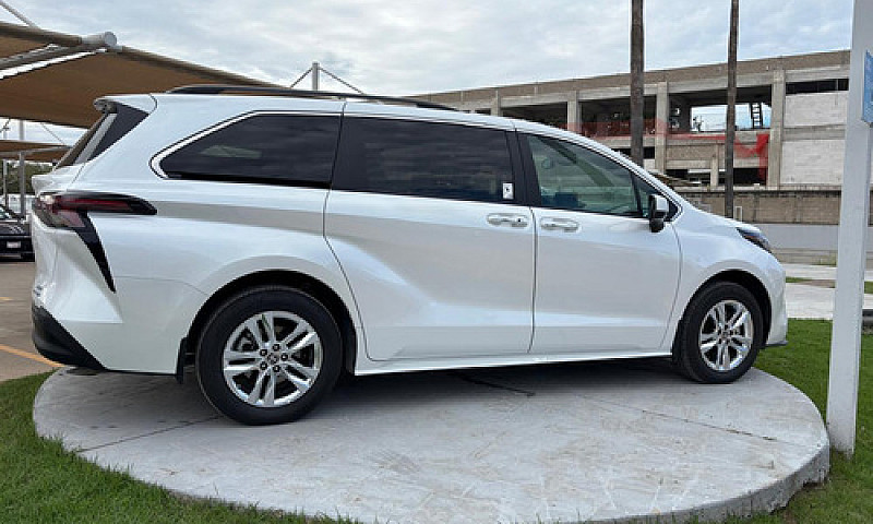 Toyota Sienna 2023...