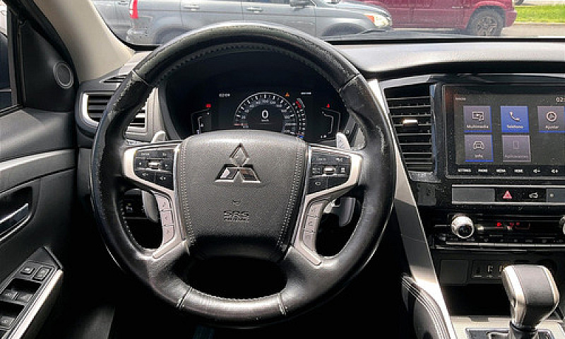 Mitsubishi Montero 2...