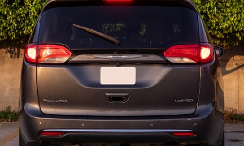 Chrysler Pacifica Pl...