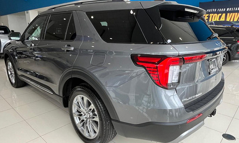 Ford Explorer Platin...