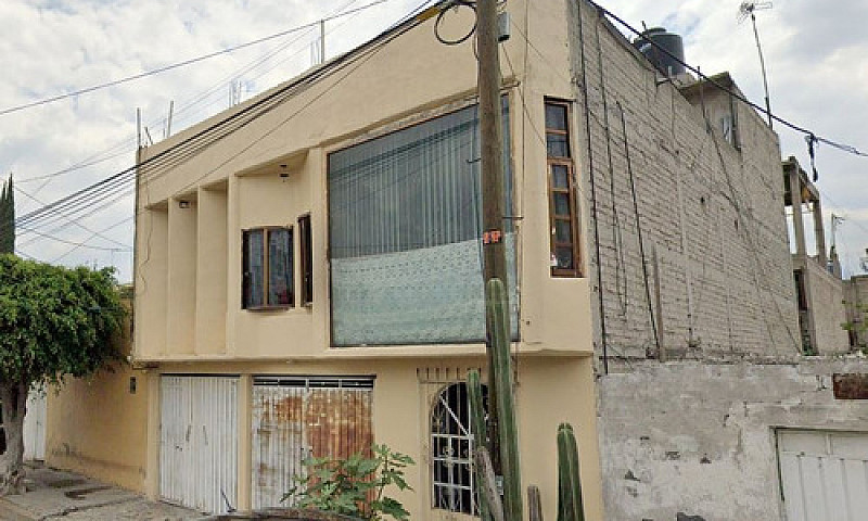 Amplia Casa De 2 Niv...