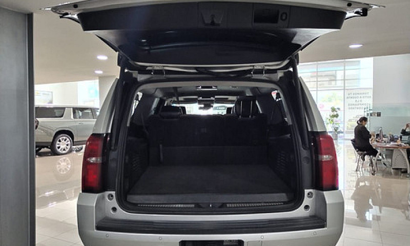 Chevrolet Suburban 2...