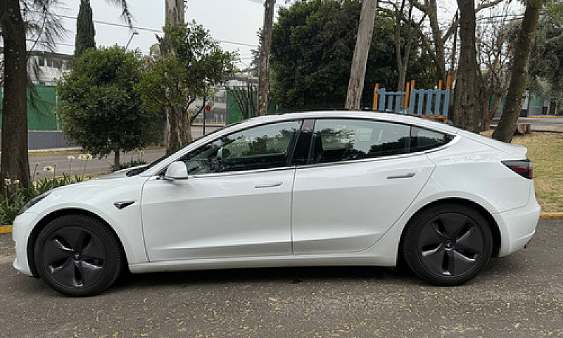 Tesla Model 3 Standa...