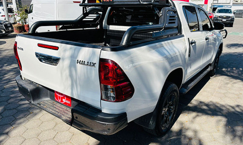 Toyota Hilux 2023...