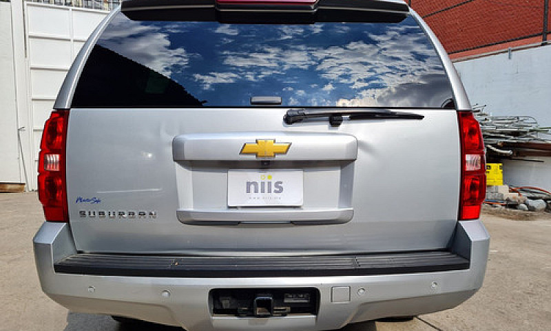 Chevrolet Suburban 2...