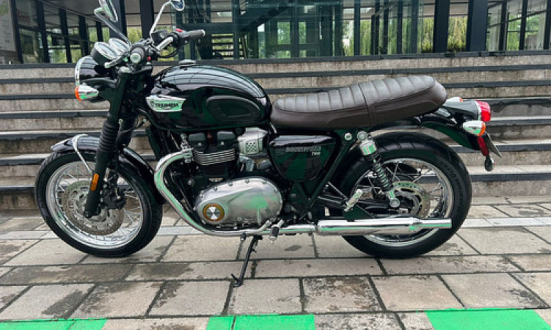 Moto Triumph Bonevil...
