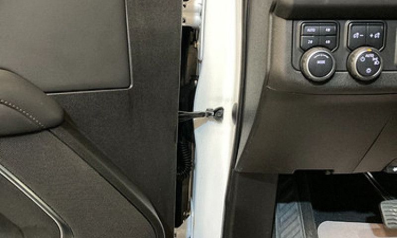 Chevrolet Suburban 2...