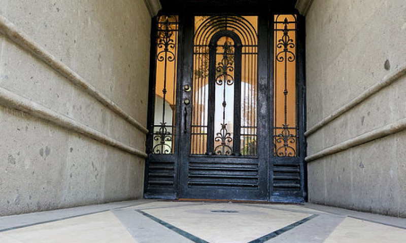 Majestuosa Casa Fami...