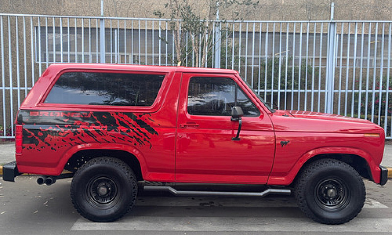 Ford Bronco Xlt...