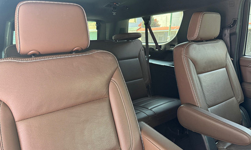 Chevrolet Suburban 6...